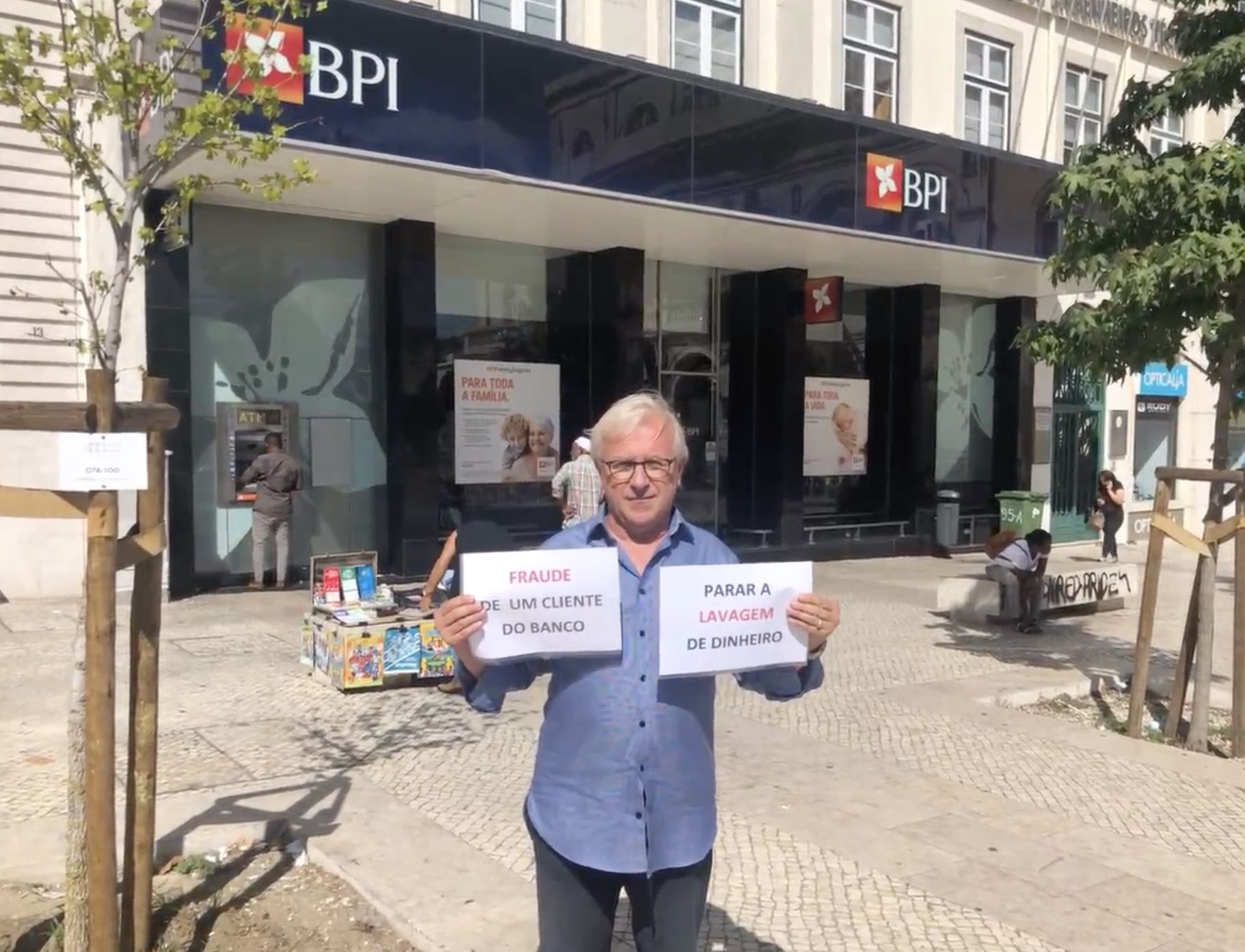 gerard devant la banque
