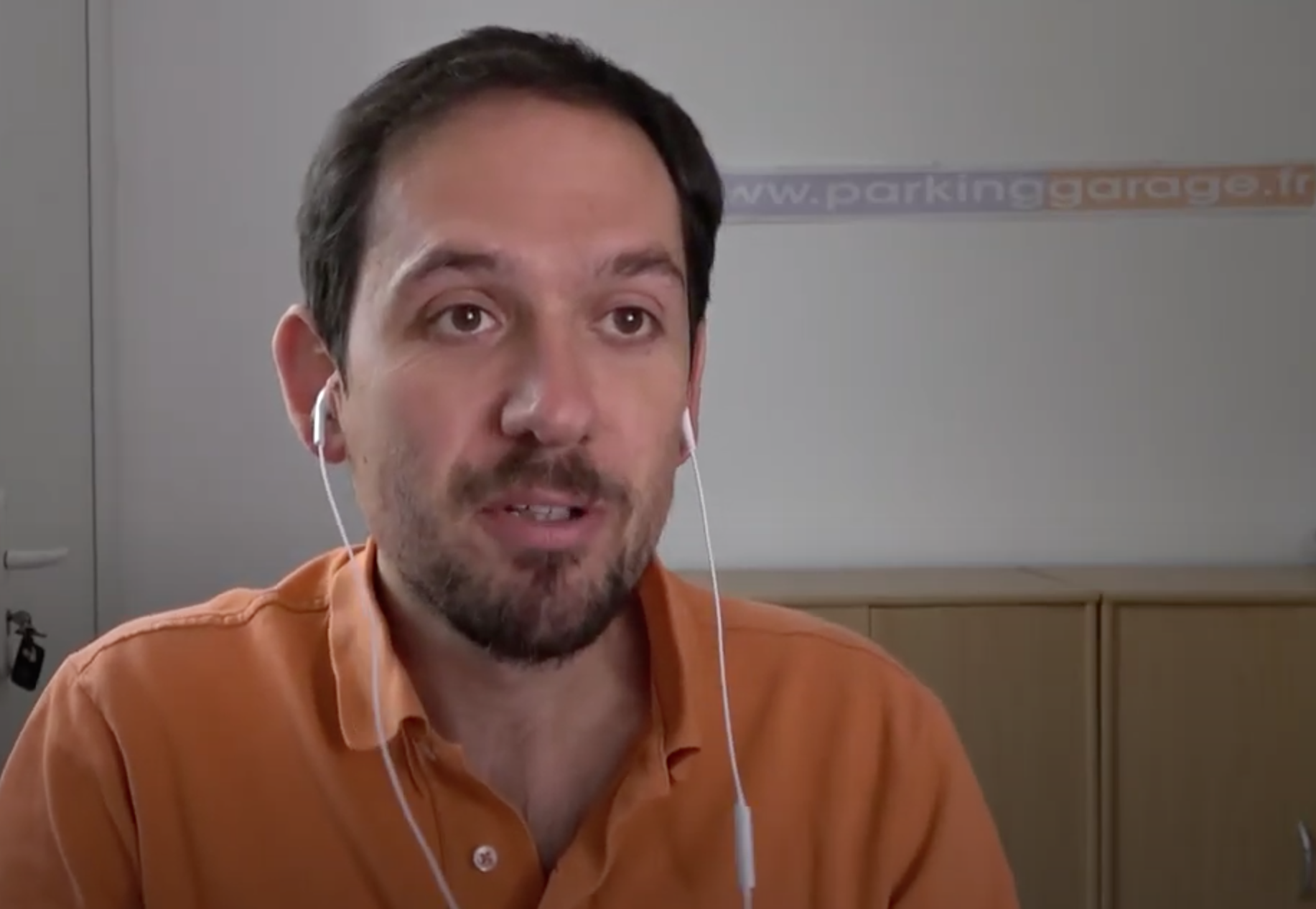 Julien Bédouet décrypte l'arnaque à l'investissement dans le Parking et garage