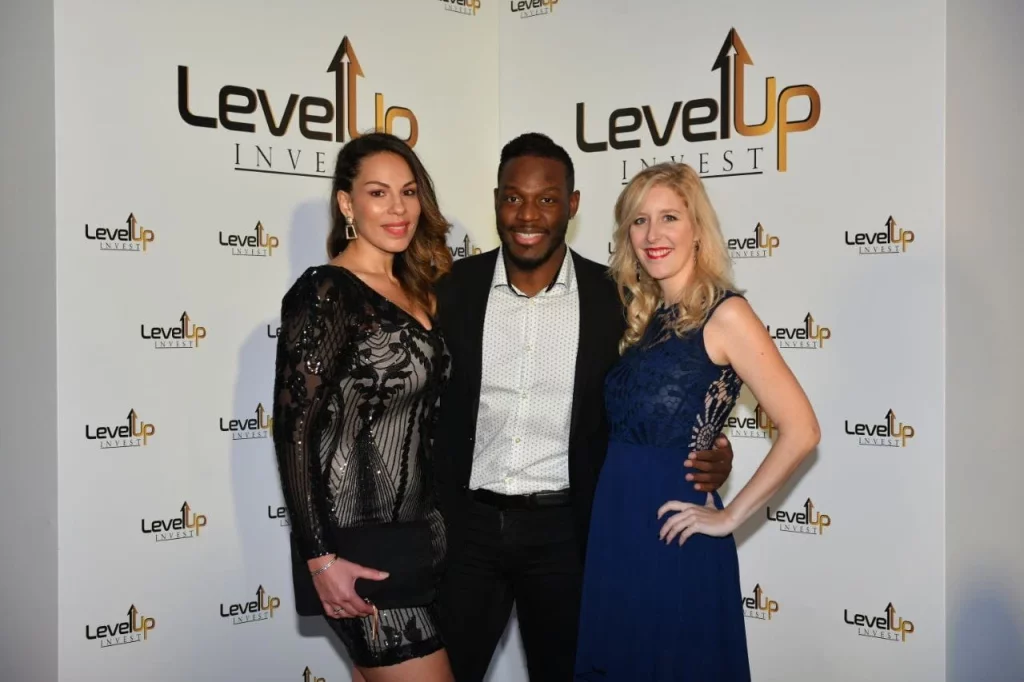 Lumu Kasabele et Maëva Dessaux participent à un événément organisé par l'arnaque Level Up.